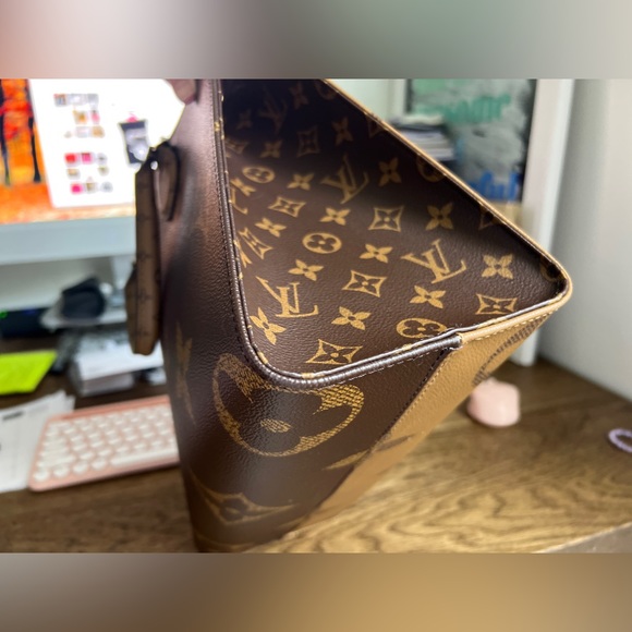 Sold Authentic Louis Vuitton OnTheGo MM - Picture 4 of 10